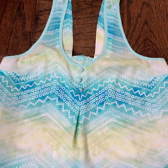 Multicolored Sleeveless Tank Top with Cut Out Detail - Picture 3 of 6